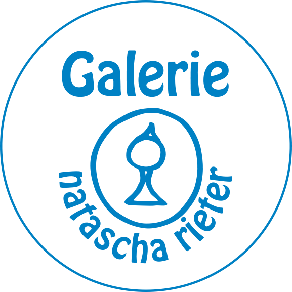 Galerie Natascha Rieter Logo - Ronde cirkel in het licht blauw met het logo van kunsenares Natascha Rieter